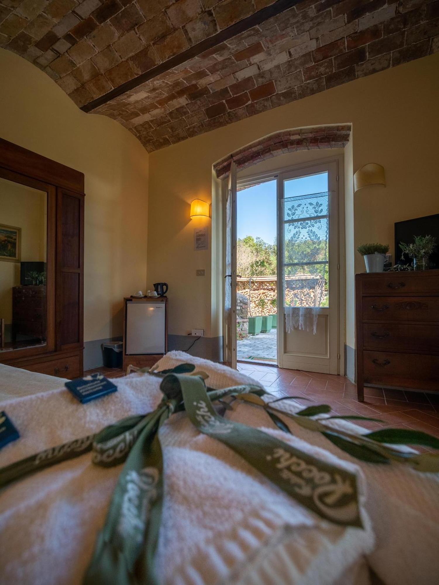 Locanda Le Giunche Guardistallo Bagian luar foto